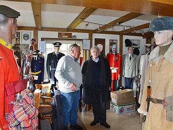 Bezirksheimatpfleger Professor Klaus Reder zu Besuch bei Manfred Greck in Ostheim/Rhön. Hier ging es um die Zukunft der mehr als 360 Exponate. Ein Teil könnte in das Museum für Grenzgänger und ein Depot in Bad Königshofen kommen. Hanns Friedrich
