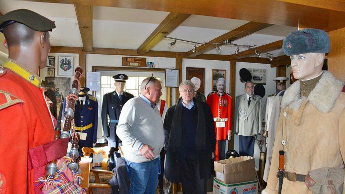Bezirksheimatpfleger Professor Klaus Reder zu Besuch bei Manfred Greck in Ostheim/Rhön. Hier ging es um die Zukunft der mehr als 360 Exponate. Ein Teil könnte in das Museum für Grenzgänger und ein Depot in Bad Königshofen kommen. Hanns Friedrich