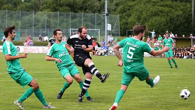 Solche Szenen werden die Friesener Fans k&uuml;nftig vermissen: Christian Brandt (schwarzes Trikot) bringt den SV Friesen im Spiel gegen den TSV Neudrossenfeld in F&uuml;hrung. Ab Sommer geht er als Spielertrainer f&uuml;r den SCR Steinbach am Wald auf Torejagd.  Foto: Heinrich Wei&szlig;, Archiv