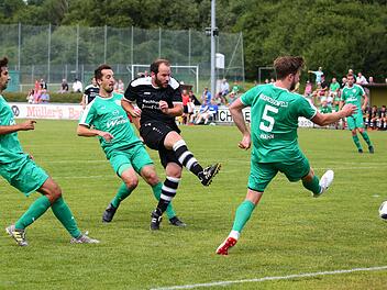 Solche Szenen werden die Friesener Fans künftig vermissen: Christian Brandt (schwarzes Trikot) bringt den SV Friesen im Spiel gegen den TSV Neudrossenfeld in Führung. Ab Sommer geht er als Spielertrainer für den SCR Steinbach am Wald auf Torejagd.  Foto: Heinrich Weiß, Archiv