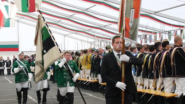 Die Abordnung der Präsidierenden Cimbria Freiburg, voraus wird die CC-Fahne getragen. Foto: Simone Bastian