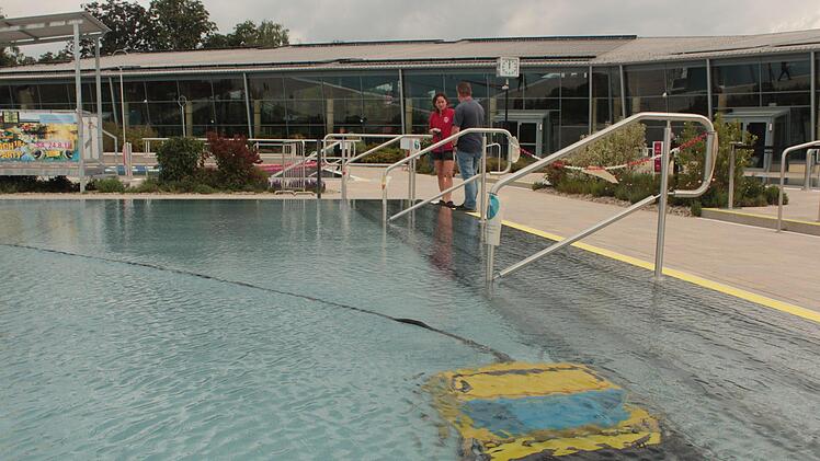 Ein Unterwassersauger reinigt das Wasser.