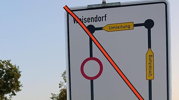 Am Karpfenkreisel in Höchstadt wird die Sperrung angekündigt, der rote Querstrich am Montag abgezogen.  Foto: Andreas Dorsch