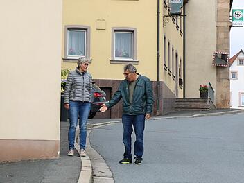 Der schmalste Gehsteig führt am Heimatmuseum vorbei und bietet allenfalls Platz für einen Fußgänger. Solche Engstellen müssten notfalls mit Einschränkungen des fahrenden Verkehr beseitigt werden, sagen die SPD-Stadträte Karin Witzgall und Wolfgang Hoderlein.