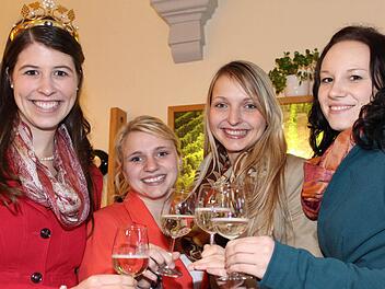 Am Ende der Rundfahrt hat die Fränkische Weinkönigin Melanie Dietrich mit ihren Nachfolgerinnen "in spe" Julia Dürr, Marion Wunderlich und Mona Fröhling bereits Freundschaft geschlossen.  Fotos: Pfannes