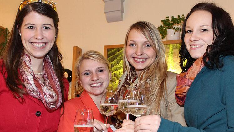 Am Ende der Rundfahrt hat die Fränkische Weinkönigin Melanie Dietrich mit ihren Nachfolgerinnen "in spe" Julia Dürr, Marion Wunderlich und Mona Fröhling bereits Freundschaft geschlossen.  Fotos: Pfannes