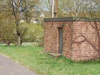 Das alte Pumphaus in Frankenbrunn, das derzeit leer steht, könnte eine neue Bleibe für die Jugend des Ortes werden.  Foto: Günther Straub