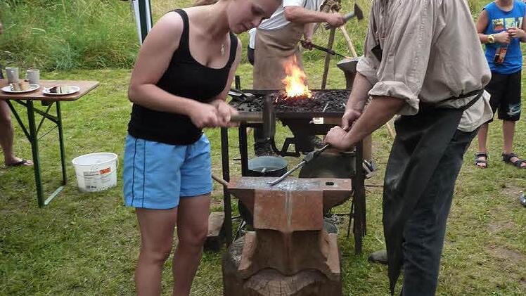 Erstmals zeigte die Nordwald-Spektakulum-Gruppe aus Nordhalben altes Schmiedehandwerk. Links im Bild Zuschlägerin Christine Röricht, daneben Hobby-Schmied Bernd Daum.