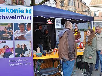 Gerd (links) im Gespräch mit Luisa Mühlstein (Leiterin Betreutes Wohnen) und Jürgen Wolfer (Leiter der Tagesstätte). Foto: Sigismund von Dobschütz