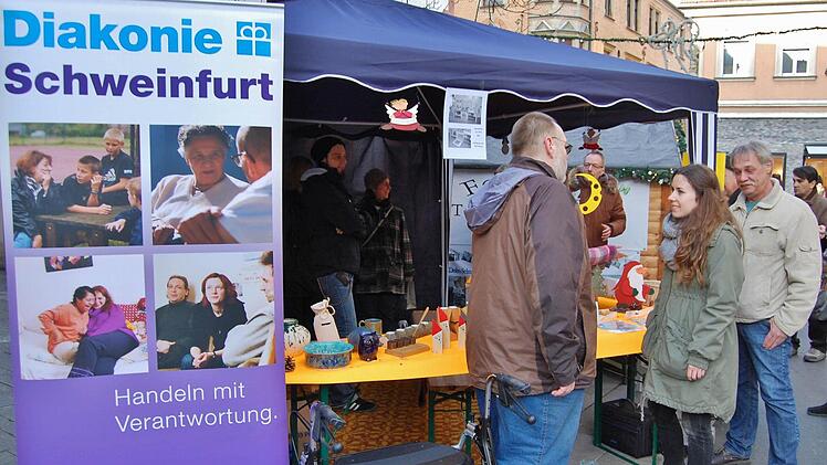 Gerd (links) im Gespräch mit Luisa Mühlstein (Leiterin Betreutes Wohnen) und Jürgen Wolfer (Leiter der Tagesstätte). Foto: Sigismund von Dobschütz