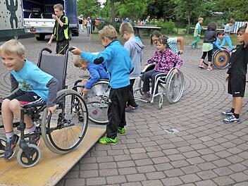 Schnelll stießen die Müncharacher Kinder beim Rollstuhlparcours an ihre Grenzen. Mit dieser Aktion sollten sie sensibilisiert werden für die Probleme behinderter Menschen. Foto: Roland Meister