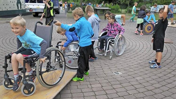 Schnelll stießen die Müncharacher Kinder beim Rollstuhlparcours an ihre Grenzen. Mit dieser Aktion sollten sie sensibilisiert werden für die Probleme behinderter Menschen. Foto: Roland Meister