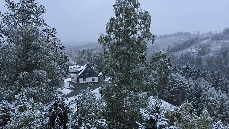 Mitten im Oktober verwandelten die Schneefälle Wellesberg in ein winterliches Idyll. Foto: Alexander Löffler