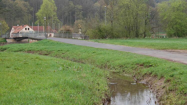 Ärger für die Häusler: Der Fußweg zwischen Gasthaus Adler und Sportplatz steht häufig unter Wasser.  Foto: Sigismund von Dobschütz
