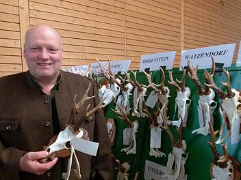 Der Hegegemeinschaftsleiter Klaus Zetzmann präsentiert eine besondere Trophähe: das Gehörn eines kapitalen Sechser-Bocks.