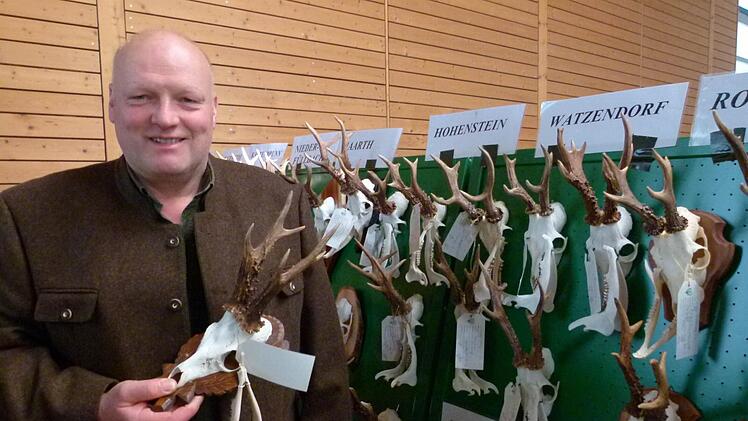 Der Hegegemeinschaftsleiter Klaus Zetzmann präsentiert eine besondere Trophähe: das Gehörn eines kapitalen Sechser-Bocks.