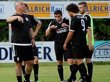 Der Sander Trainer Uwe Ernst (links) erklärt seinen Spielern, was er von ihnen sehen möchte. Mit der Nummer 9 Tevin McCullough, in der Mitte Dinis Ribeiro