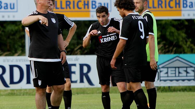 Der Sander Trainer Uwe Ernst (links) erklärt seinen Spielern, was er von ihnen sehen möchte. Mit der Nummer 9 Tevin McCullough, in der Mitte Dinis Ribeiro