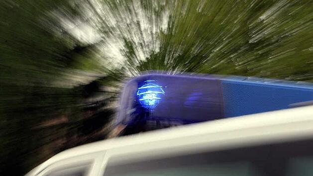 Ein 65-J&auml;hriger hat in Schweinfurt eine Verkehrszeichen umgem&auml;ht und Fahrerflucht begangen. Dumm gelaufen: Bei dem Unfall verlor er sein Kennzeichen. Symbolfoto: dpa