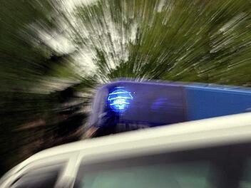 Ein 65-J&auml;hriger hat in Schweinfurt eine Verkehrszeichen umgem&auml;ht und Fahrerflucht begangen. Dumm gelaufen: Bei dem Unfall verlor er sein Kennzeichen. Symbolfoto: dpa