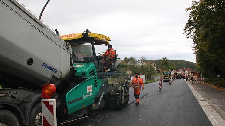 Die Bundesstraße durch Arnshausen wurde gestern asphaltiert, kommende Woche folgt die Verschleißschicht. Foto: Ralf Ruppert