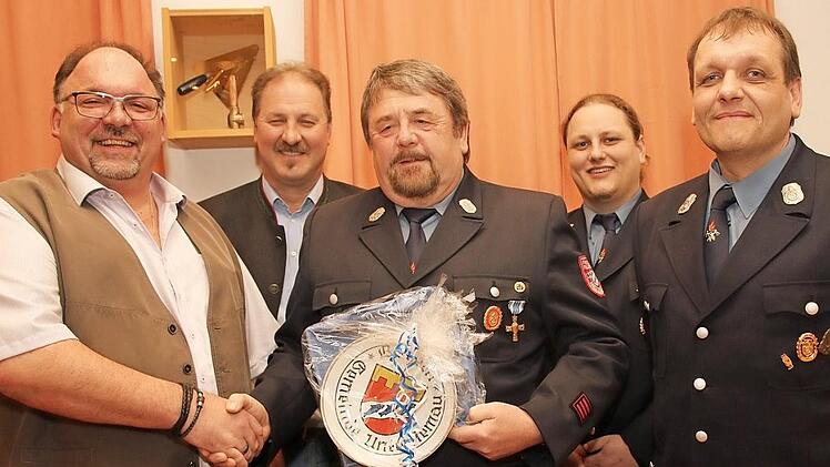Eberhard Matthe (Dritter von links) wurde für 40 Jahre aktiven Dienst und für 25 Jahre Tätigkeit im Vorstand ausgezeichnet. Es gratulierten (von links): Vorsitzender Robert Pustlauk, Zweiter Bürgermeister Frank Weber, Marcel Malicke und Stefan Malicke.  Foto: Michael Stelzner