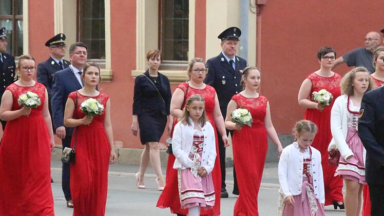 Auf den Weg zum Kriegerehrenmal die Weismainer Festdamen und Festgäste, Fotos: Roland Dietz