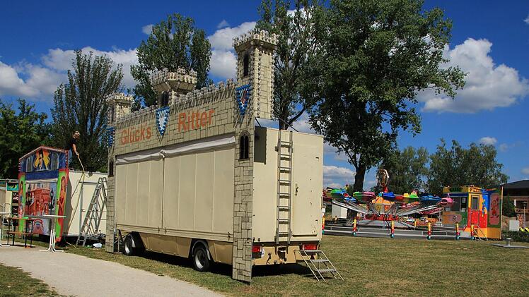 Buden und Fahrgeschäfte stehen.  Foto: Andreas Dorsch