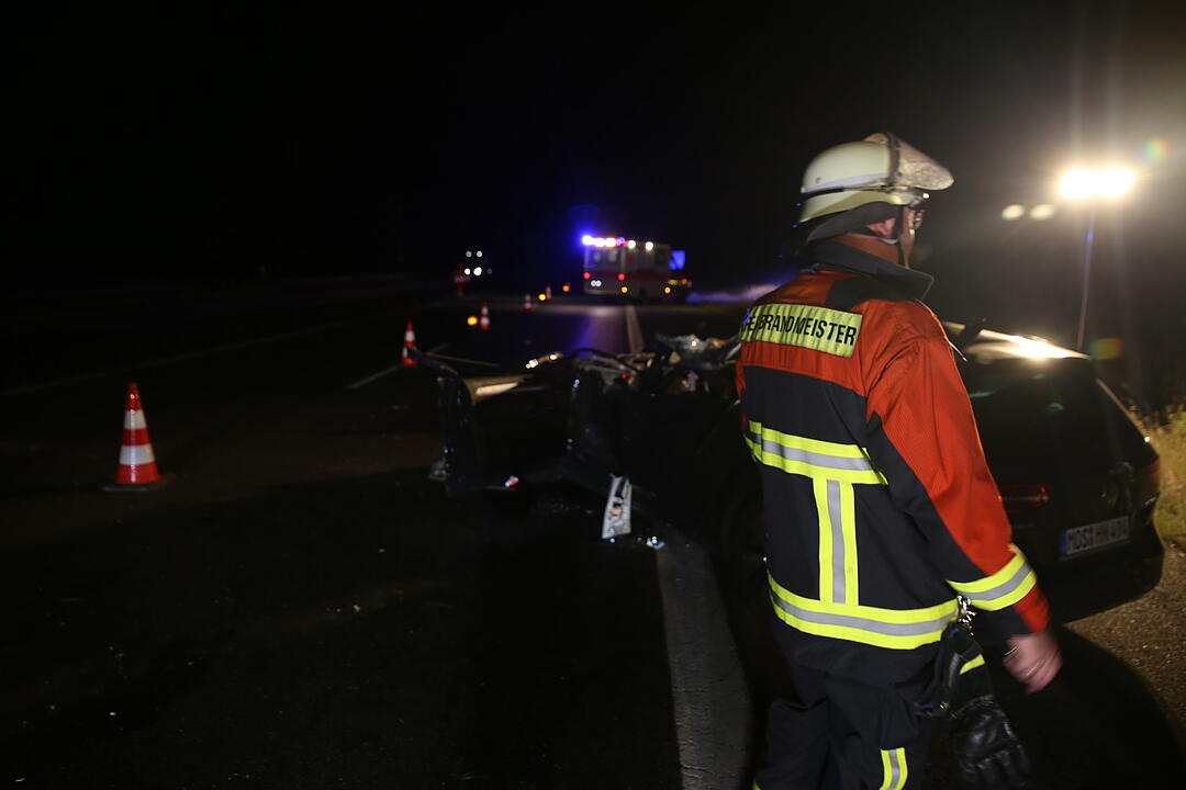 Unfall auf der A6: Auto kracht in Lkw-Heck