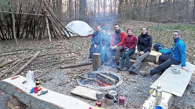 Mitglieder der W&uuml;rzburger Trekkinggruppe "Bergstiefel" des Deutschen Alpenvereins am Trekkingplatz "Lindach"  Foto: Forstbetrieb Ebrach
