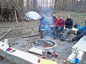 Mitglieder der W&uuml;rzburger Trekkinggruppe "Bergstiefel" des Deutschen Alpenvereins am Trekkingplatz "Lindach"  Foto: Forstbetrieb Ebrach