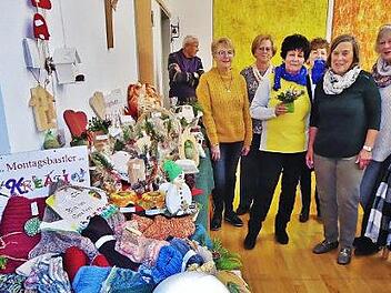 Ob Stricksachen, Marmelade oder Deko f&uuml;r die Advents- und Weihnachtszeit - das Angebot beim Herbstbasar des Kreativkreises "Die Montagsbastler" der evangelischen Kirchengemeinde war an Vielfalt kaum zu &uuml;berbieten.  Foto: Bernd Kleinert