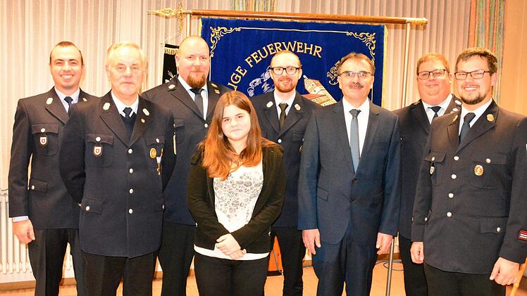 Vorstandsmitglieder der Nüdlinger Wehr würdigten die 40-jährige Mitgliedschaft von Hans Pal (Zweiter von links) und begrüßten als neue Mitglieder Marcel Katzenberger und Sina Henge. Foto: Arthur Stollberger