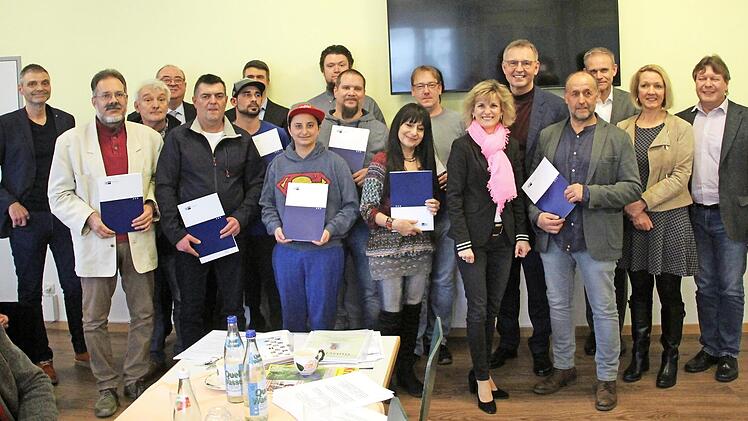 Michael Thiem (l.), Reinhard Lugschi (4. v. l.), Stefan M&uuml;ller (7. v. l.), Martin Mach, Sigrid Thiem, Andreas Koch und Dirk von Vopelius (v. r.) mit der Bundesdrogenbeauftragten Daniela Ludwig (6. v. r.) und den Absolventen der IHK-Lehrg&auml;nge Foto: privat