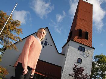 Pfarrerin Daniele Roth vor der Kreuzkirche in Wildflecken: Hier wirkte sie von 2010 bis 2018. Foto: Archiv/Ulrike Müller