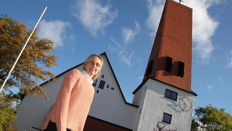 Pfarrerin Daniele Roth vor der Kreuzkirche in Wildflecken: Hier wirkte sie von 2010 bis 2018. Foto: Archiv/Ulrike Müller