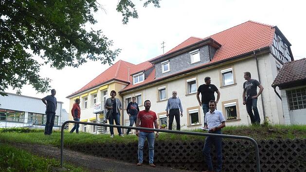 Einen Ortstermin absolvierten die Mitglieder des Bau- und Umweltausschusses an der Grundschule. Im dort anschlie&szlig;enden Geb&auml;ude soll eine sanierungsbed&uuml;rftige Mietwohnung umgebaut werden. Von links vorne Michael G&ouml;del (Zweiter B&uuml;rgermeister), J&ouml;rg Neubauer (Erster B&uuml;rgermeister), hinten von links die Gemeinder&auml;te, Stefan Leppert, Ralf Kn&ouml;chel, Carolin Zipfel-Kempf, Markus Pohl, Heinz Roth, Alexander Bauer und Bernd Redwitz. K.-H. Hofmann
