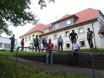 Einen Ortstermin absolvierten die Mitglieder des Bau- und Umweltausschusses an der Grundschule. Im dort anschließenden Gebäude soll eine sanierungsbedürftige Mietwohnung umgebaut werden. Von links vorne Michael Gödel (Zweiter Bürgermeister), Jörg Neubauer (Erster Bürgermeister), hinten von links die Gemeinderäte, Stefan Leppert, Ralf Knöchel, Carolin Zipfel-Kempf, Markus Pohl, Heinz Roth, Alexander Bauer und Bernd Redwitz. K.-H. Hofmann
