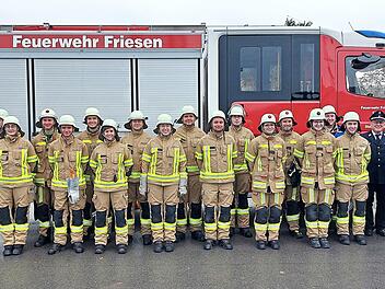 Die erfolgreichen Feuerwehrmänner und -frauen mit (von links) Schiedsrichterin Nadine Hempfling und Kreisbrandinspektor Frank Fischer sowie (von rechts) Kommandanten Markus Geiger, Zweitem Bürgermeister Michael Zwingmann, Vorsitzendem Ralf Wich, Kreisbrandmeister Martin Panzer und Schiedsrichter Ludwig Klinger.