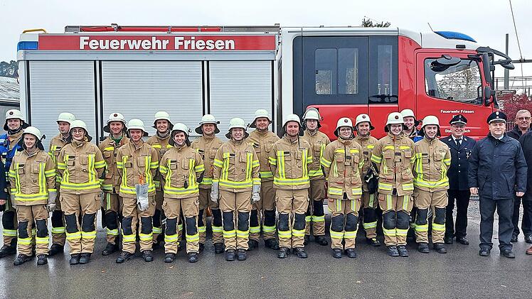 Die erfolgreichen Feuerwehrmänner und -frauen mit (von links) Schiedsrichterin Nadine Hempfling und Kreisbrandinspektor Frank Fischer sowie (von rechts) Kommandanten Markus Geiger, Zweitem Bürgermeister Michael Zwingmann, Vorsitzendem Ralf Wich, Kreisbrandmeister Martin Panzer und Schiedsrichter Ludwig Klinger.