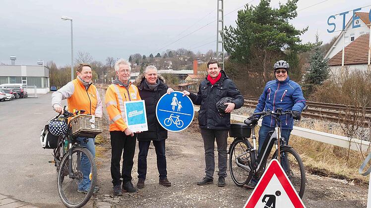 &Uuml;ber den Baubeginn des Kiebitzweges freuen sich (von links) Marita Nehring (ADFC), Gerhard Knoch (Coburger Entsorgungs- und Baubetrieb), S&Uuml;C-Gesch&auml;ftsf&uuml;hrer Wilhelm Austen, OB Dominik Sauerteig und Stadtrat J&uuml;rgen Heeb.