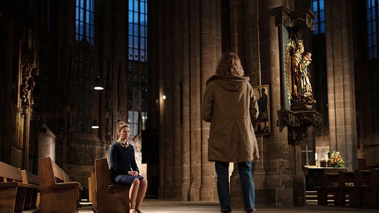 Wanda Goldwasser (Eli Wasserscheid, vorne) befragt die Vikarin (Lisa Oertel) der Sebalduskirche. Sie war mit Andreas Schönfeld eine Zeit lang verlobt. Dass sie nie intim miteinander waren, macht Wanda stutzig.