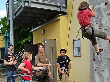 Spaß beim Sport am Kletterturm und auch andere Attraktionen und Aktivitäten werden die Verantwortlichen des DAV beim Sommerfest ihren kleinen und großen Gästen bieten. Schon Kinder im Alter von nur vier Jahren können erste Kletterversuche unter fachkundiger Betreuung starten.