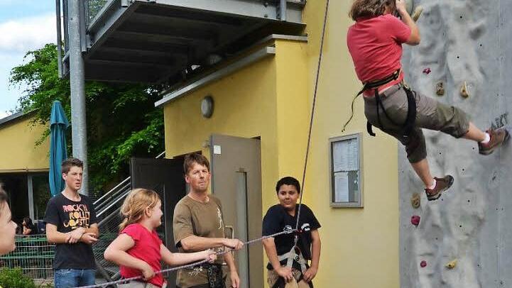 Spaß beim Sport am Kletterturm und auch andere Attraktionen und Aktivitäten werden die Verantwortlichen des DAV beim Sommerfest ihren kleinen und großen Gästen bieten. Schon Kinder im Alter von nur vier Jahren können erste Kletterversuche unter fachkundiger Betreuung starten.