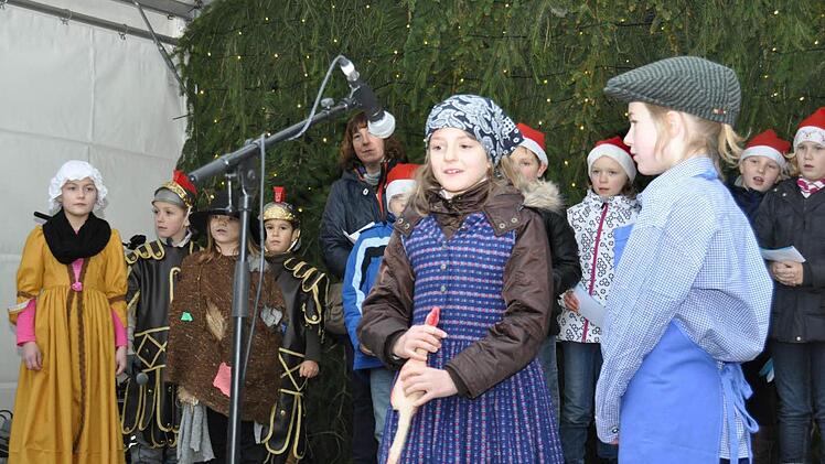 Die jungen Schauspieler der Grundschule Burgkunstadt-Mainroth spielten Theater auf dem historischen Marktplatz. Foto: Ingrid Kohles