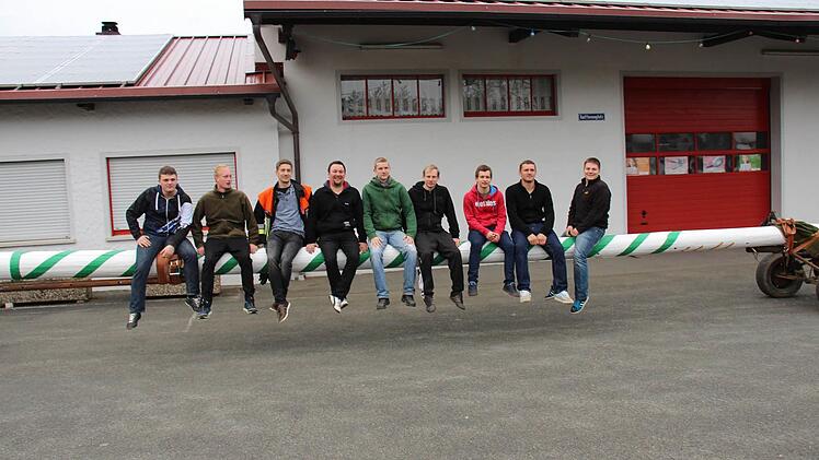 Sebastian E., Sebastian D., Lukas T., Hans-Christian L., Peter G., Jens G., Matthias H., Hubertus K. und Kai S. mit dem Buchauer Maibaum.