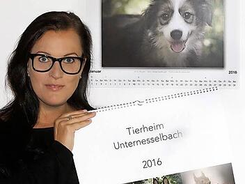 Anja Veh mit dem neuen Kalender zugunsten des Tierheims Unternesselbach Foto: Johanna Blum