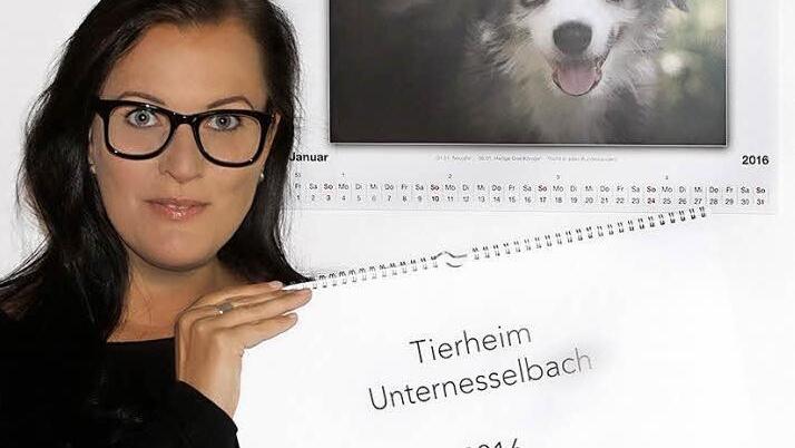Anja Veh mit dem neuen Kalender zugunsten des Tierheims Unternesselbach Foto: Johanna Blum