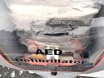 Das Gerät in der Flughafenstraße klafft offen. Es wieder "auf Vordermann zu bringen" dauert allerdings ein wenig. Wichtig: Es funktioniert trotzdem. Foto: Michael Busch