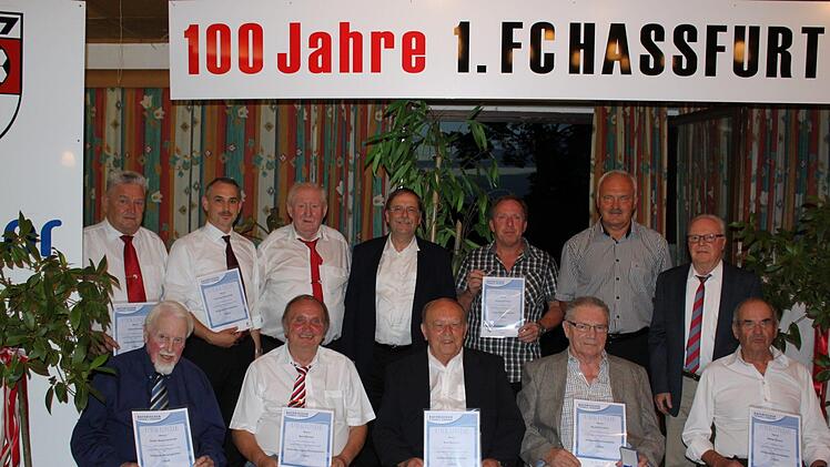 Dr. Rainer Koch, Präsident des Bayerischen Fußballverbandes und Vizepräsident des DFB (hintere Reihe Mitte) weilte beim FC-Vereinsjubiläum in Haßfurt und zeichnete diese Männer mit der Verbandsnadel aus.